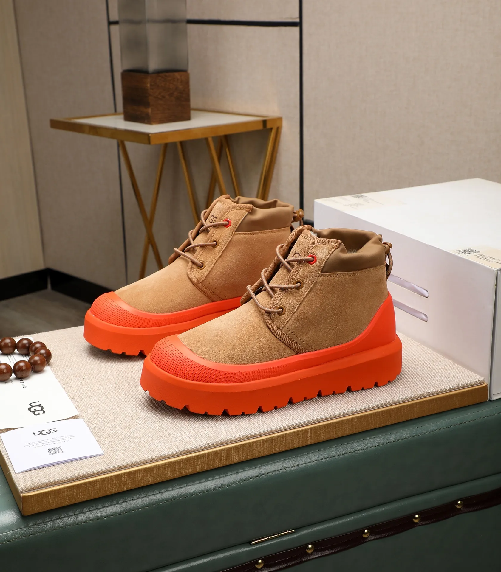 Men's shoes 💰580 (same style for men and women) Please pay attention to the quality of the original order and compare the thickness of the wool 🏮🏮The popular UGG is from Australia's warm luxury brand men's shoes, the official website is synchronized, Beckham men's style..., made of imported first-layer waxed cowhide, waxed toe cap, Australian real wool velvet lining Carefully sewn...Imported rubber Martin boots outsoles (comfortable, soft and wear-resistant). I really like the quality..Exquisite workmanship. You won't be able to put it down at first sight. Sizes 35-44